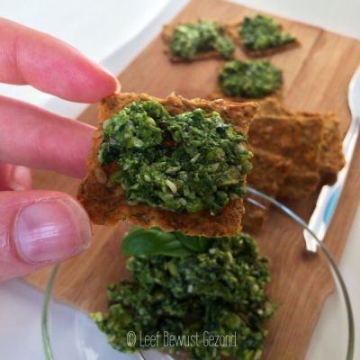 Rauwe Spinaziepesto met Lifefood Pizza Crackers