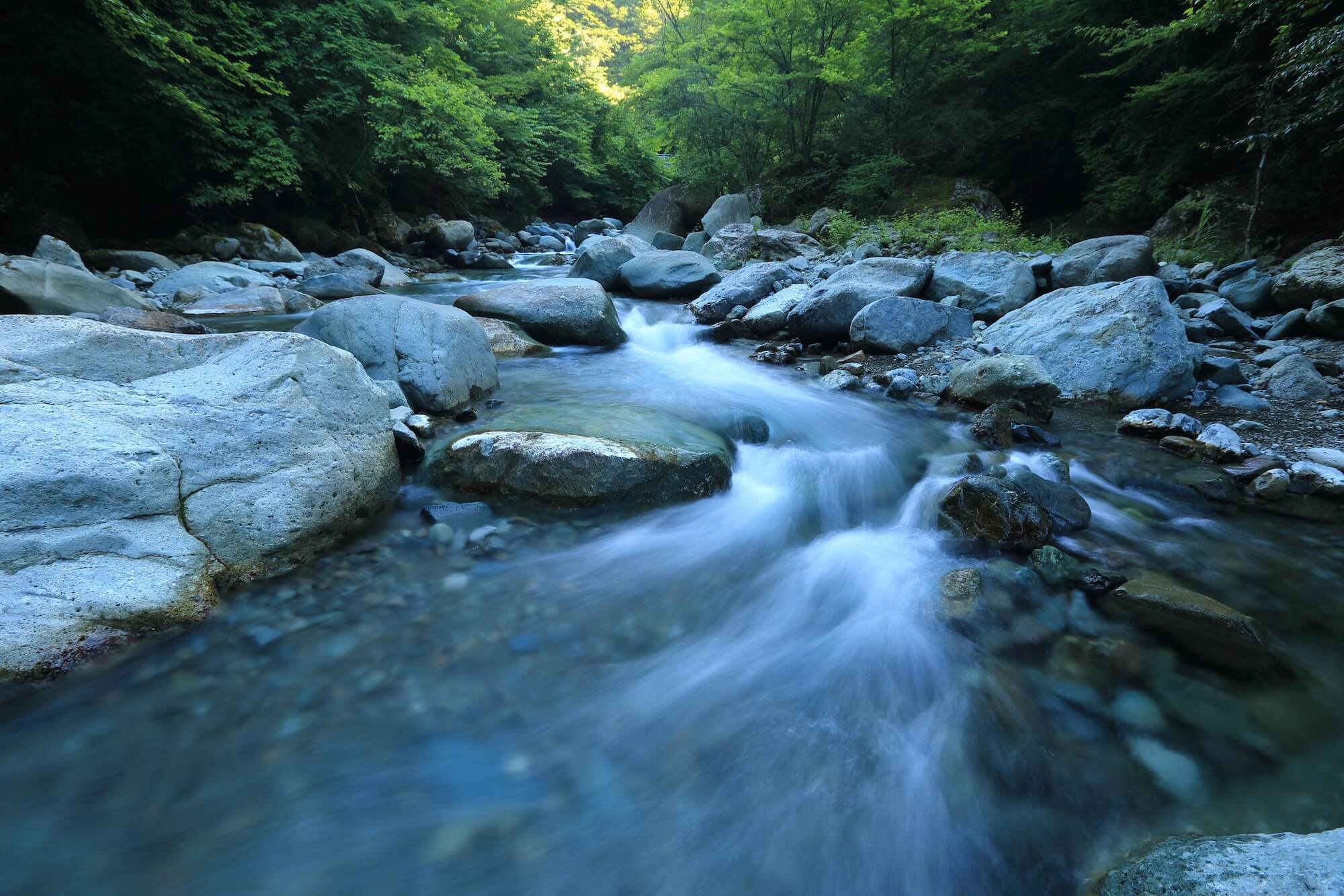 Eiskalter Fluss