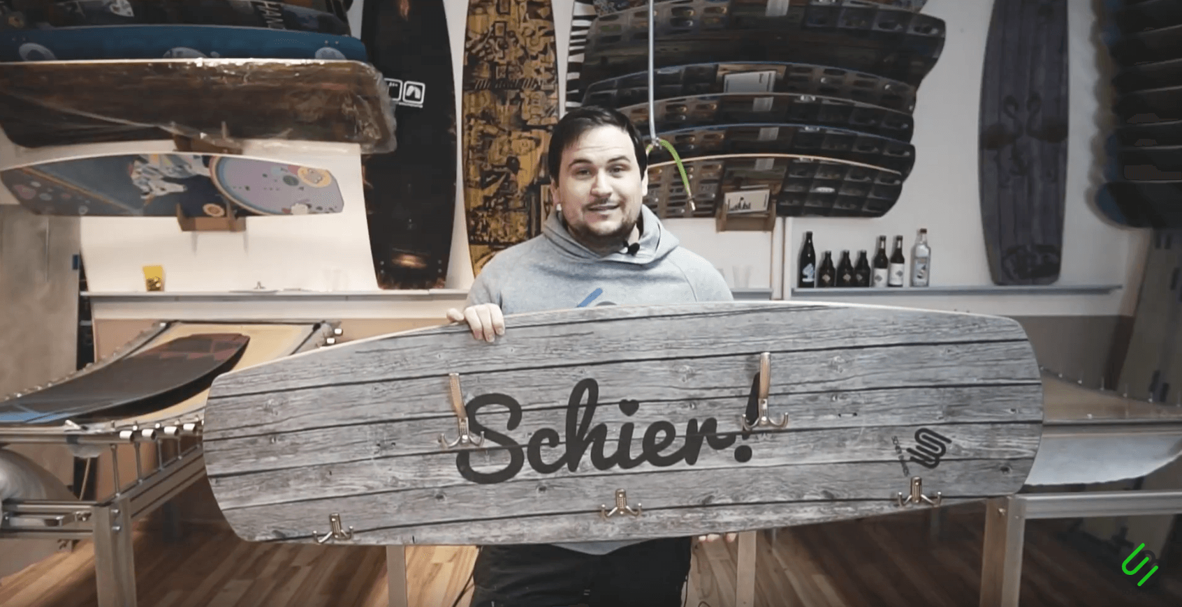 Gebrauchte Kiteboards als Garderobe