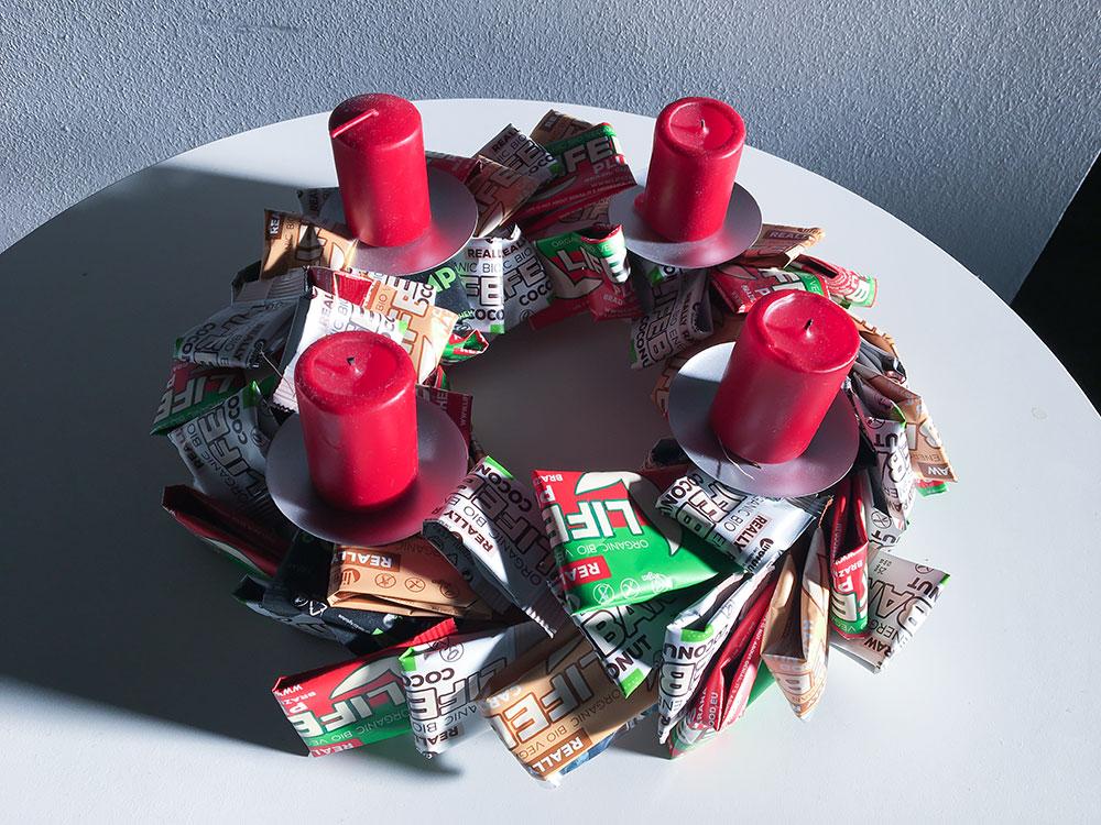 Upcycling von Lifebar Verpackungen zu einem dekorativen Adventkranz