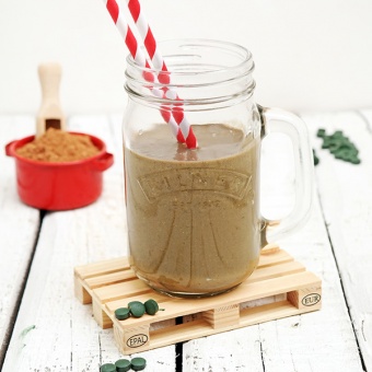 http://www.lifefood.eu/tl_files/data/nl/blog/2015/5 pompoenrecepten/smoothie cacao spirulina.jpg